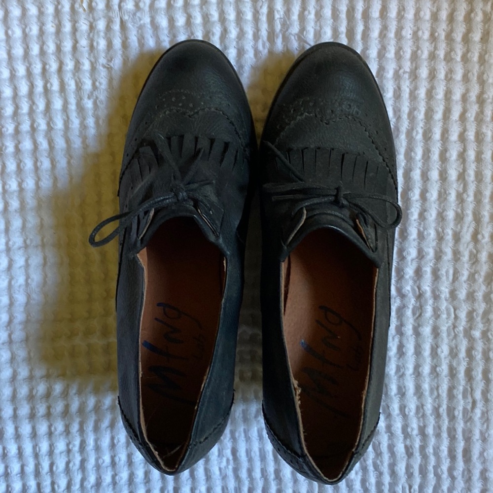 Black kitten heel shoes, size 8